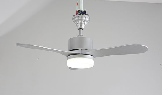 O controlo a distância de prata da cor do fã de teto do diodo emissor de luz de um Dimmable de 42 polegadas suspendeu montado