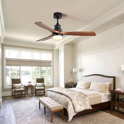 O ventilador de refrigeração moderno do ar da sala de visitas das lâminas de madeira de 220VDC 65W 3 com luz sente livre ao contato
